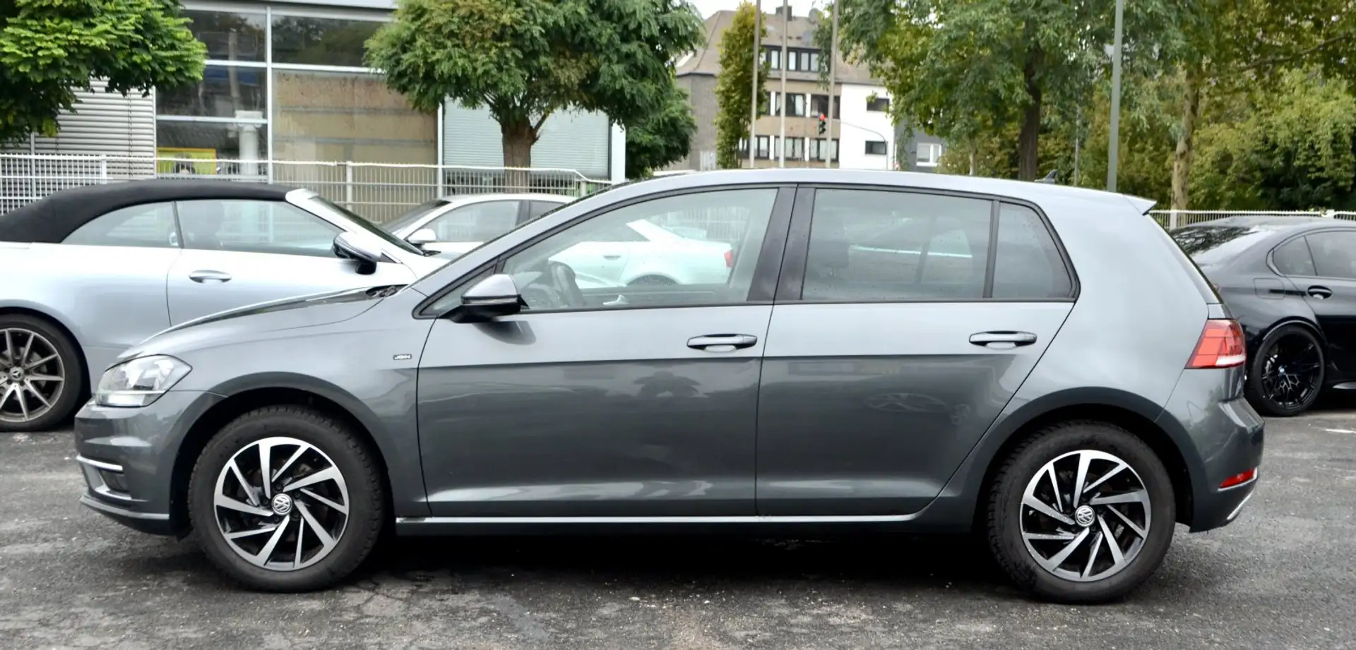 Volkswagen Golf 7 AUTOMATIK *NAVI*GANZJAHRESREIFEN*SITZHE* Grau - 2
