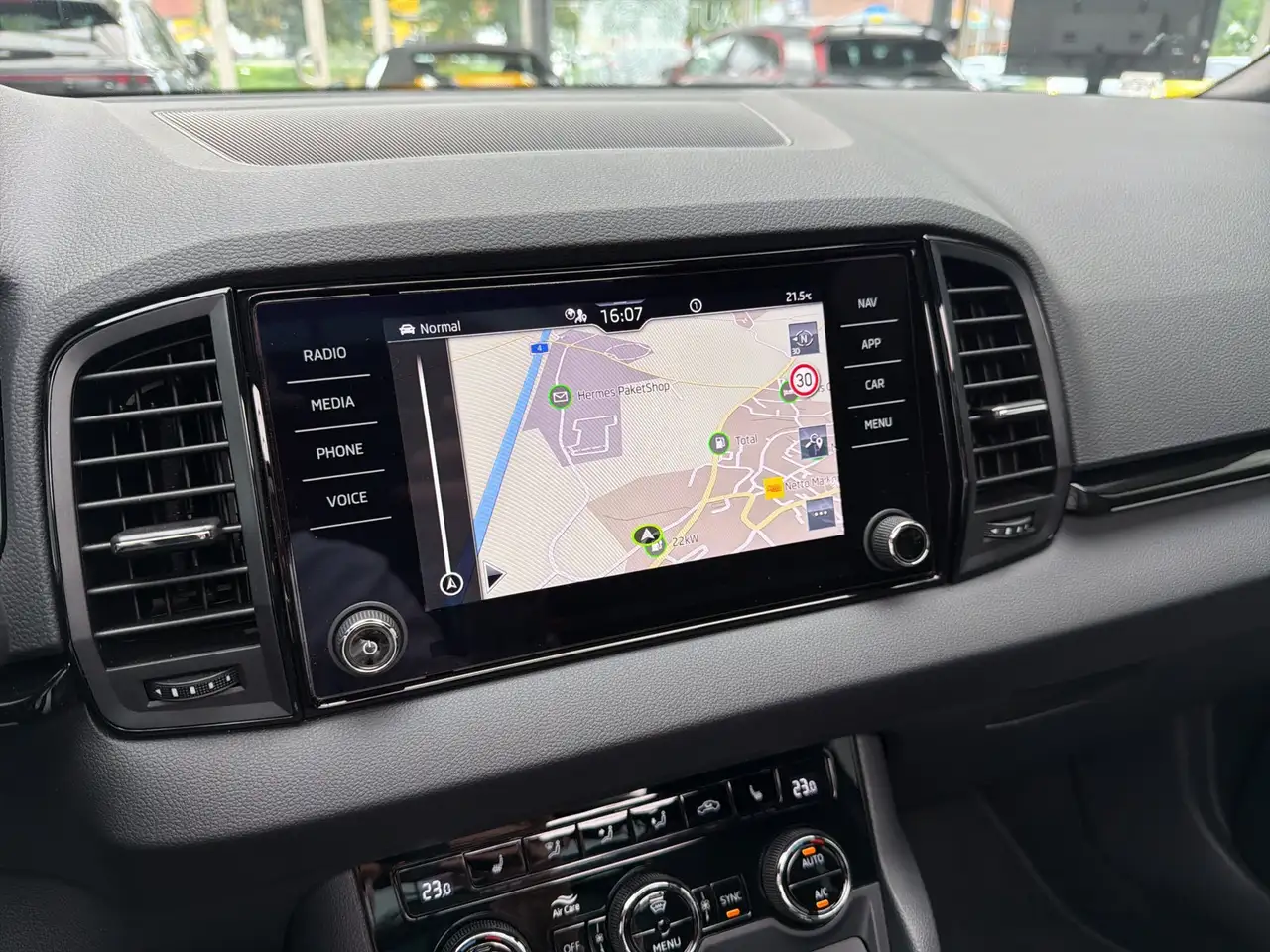 Skoda Karoq 1.5 TSi Sportline PANO*MATRIX*360°*AHK*19Z, миниатюра 18