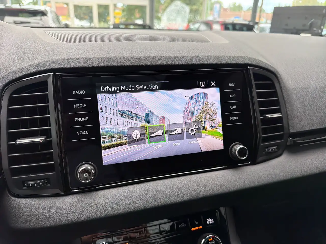 Skoda Karoq 1.5 TSi Sportline PANO*MATRIX*360°*AHK*19Z, миниатюра 26