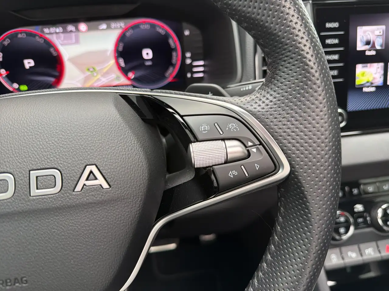 Skoda Karoq 1.5 TSi Sportline PANO*MATRIX*360°*AHK*19Z, миниатюра 16