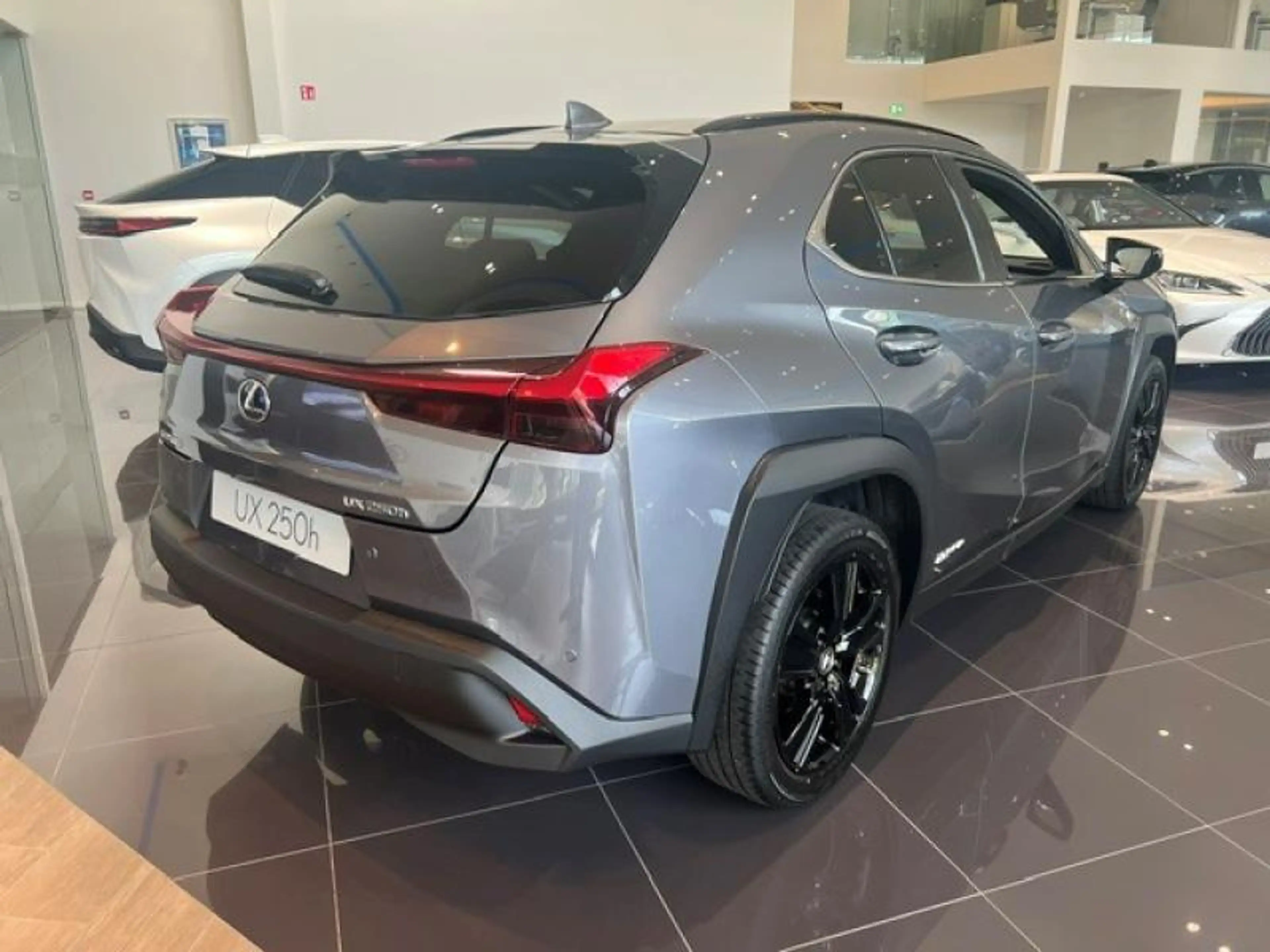 Lexus UX 250h Black Line — photo 3