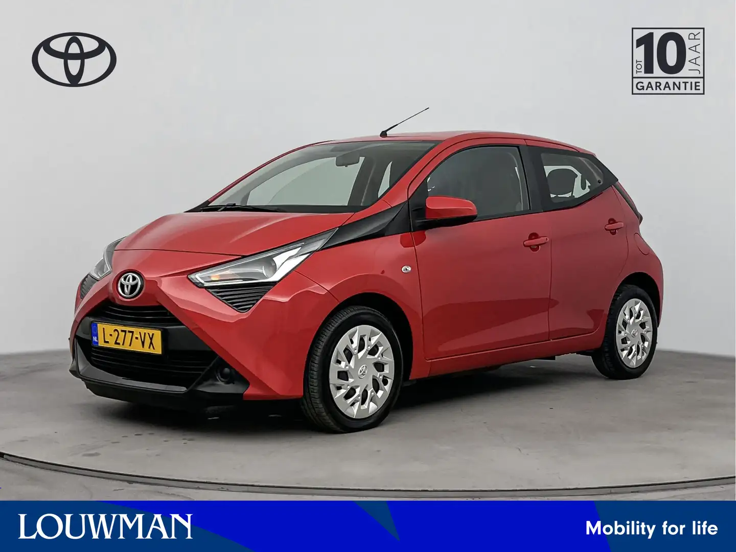 Toyota Aygo 1.0 VVT-i x-play | Airco | Achteruitrij Camera | C Rood - 1