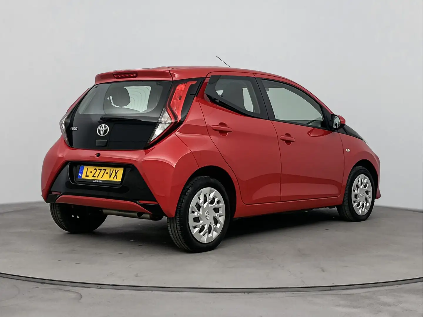 Toyota Aygo 1.0 VVT-i x-play | Airco | Achteruitrij Camera | C Rood - 2