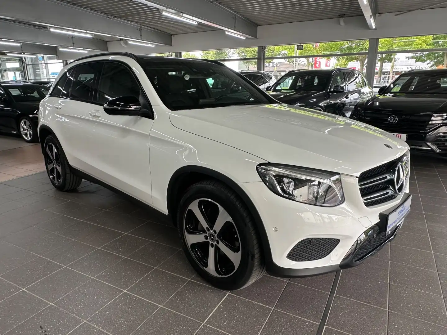 Mercedes-Benz GLC 220 d 4M Night AMG Line+AMB+AHK+Pano+ParkKAM Biały - 2