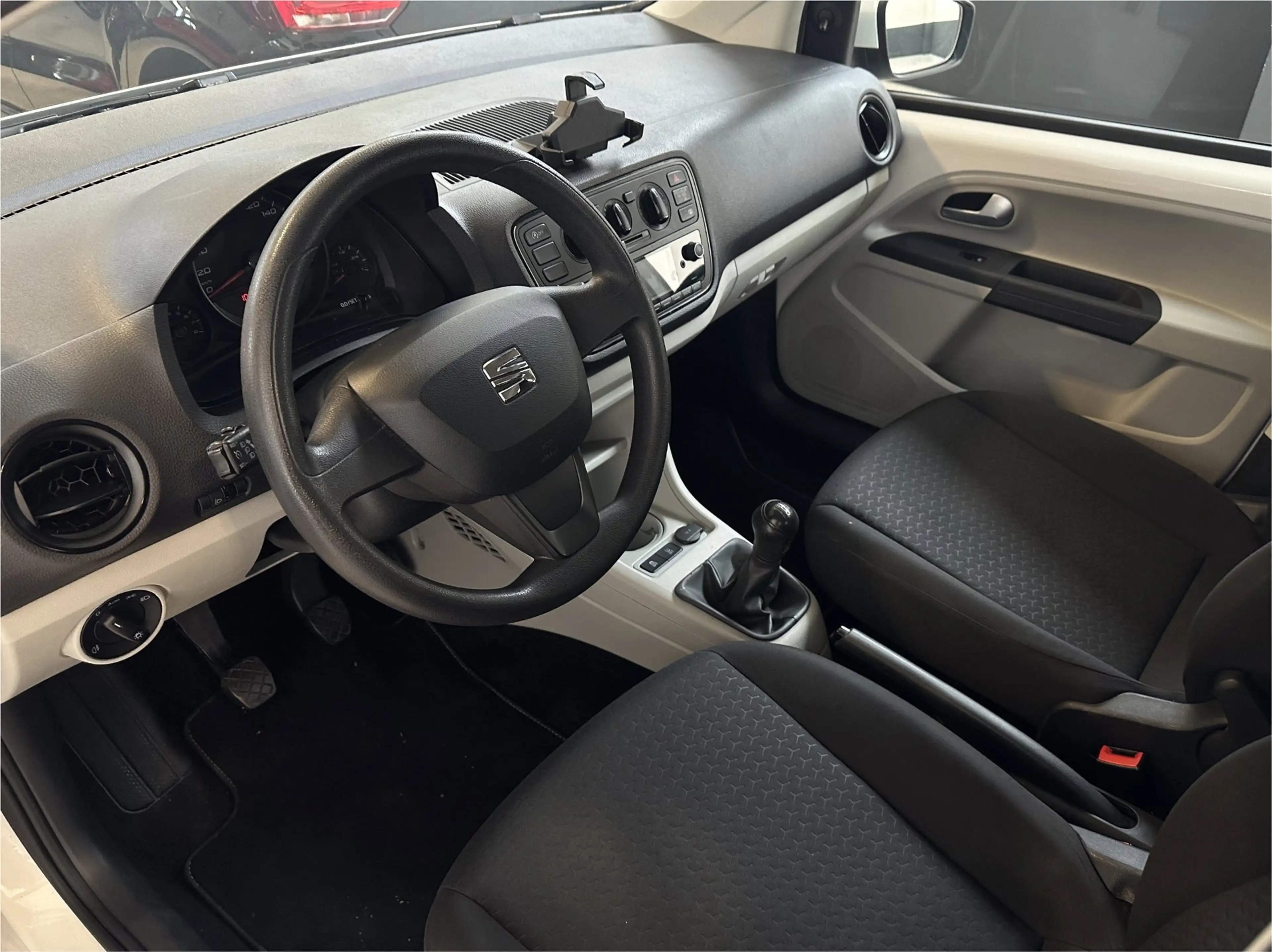 SEAT Mii 1.0 Style Intense | NL | Parkeersensoren | Airco | — photo 17