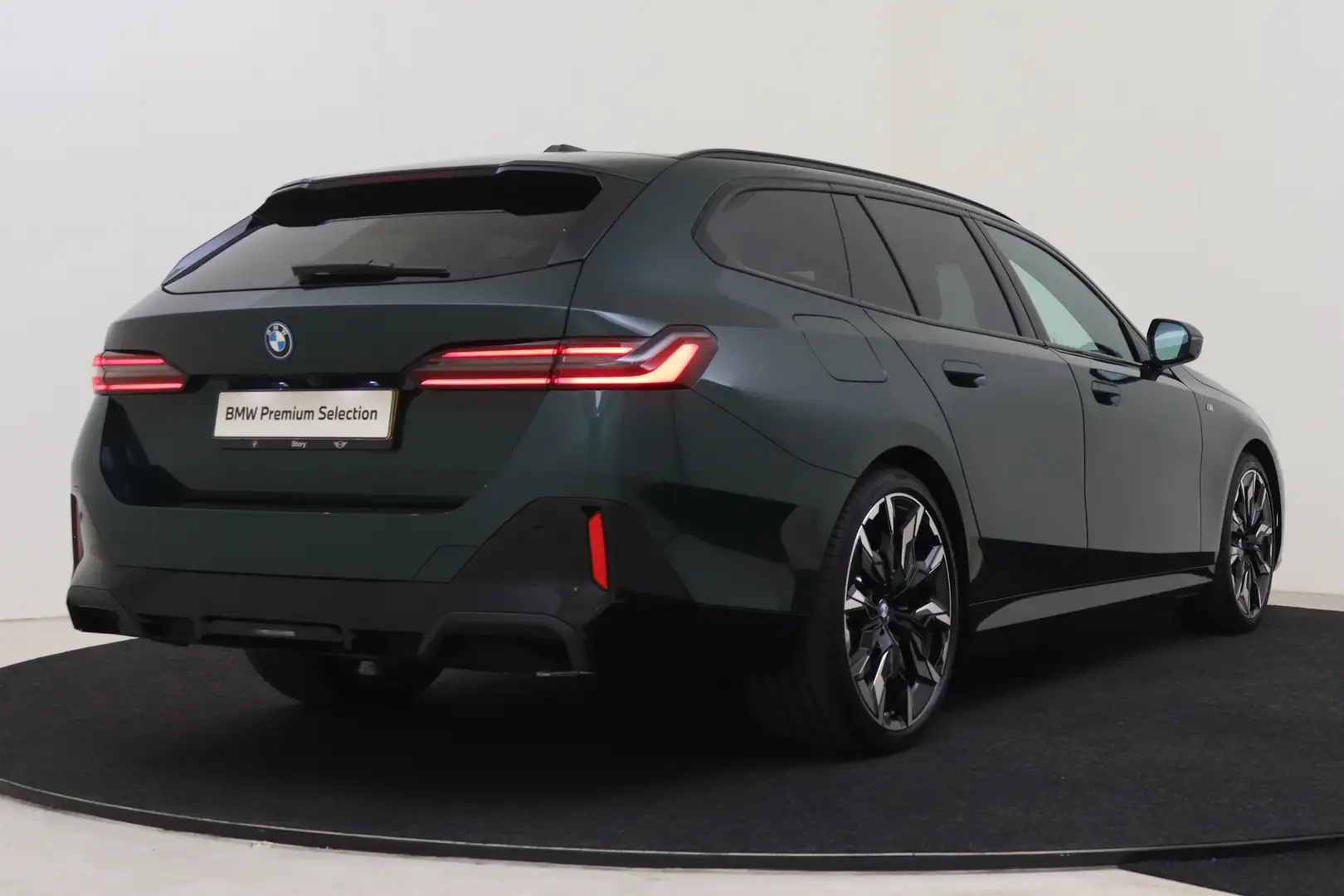 BMW 530 5 Serie Touring 530e M Sport Automaat / Panoramada Groen - 2