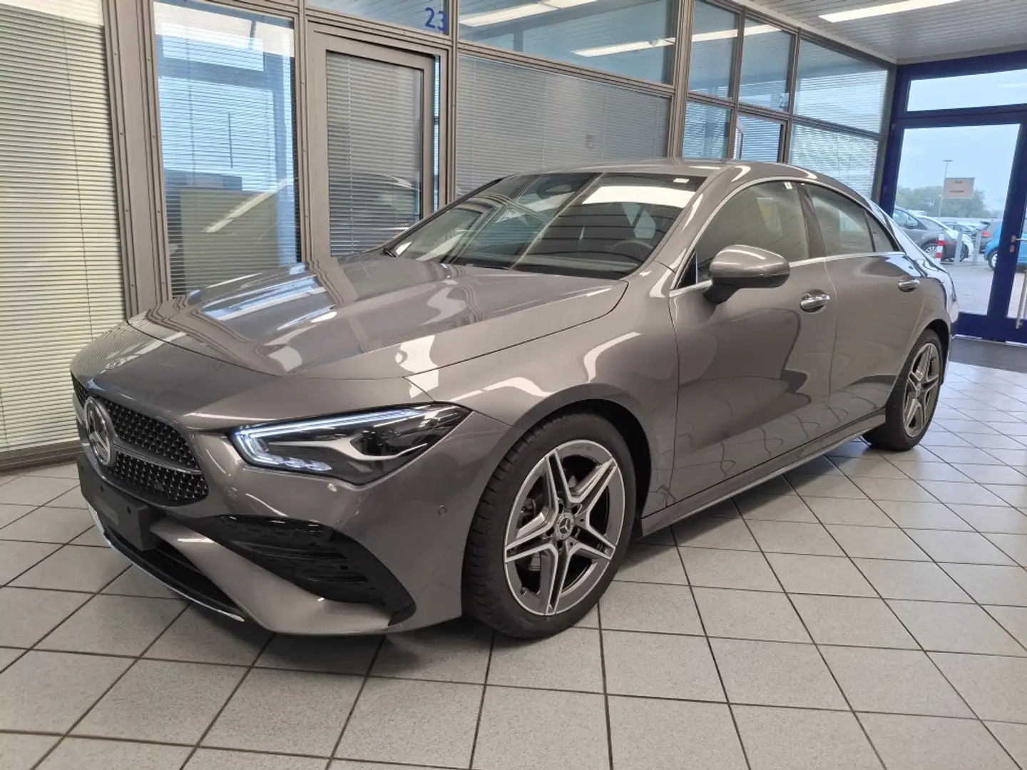 Mercedes-Benz CLA 180 AMG Adv. Plus el.Heckklappe,Park+Kamera Grau - 2