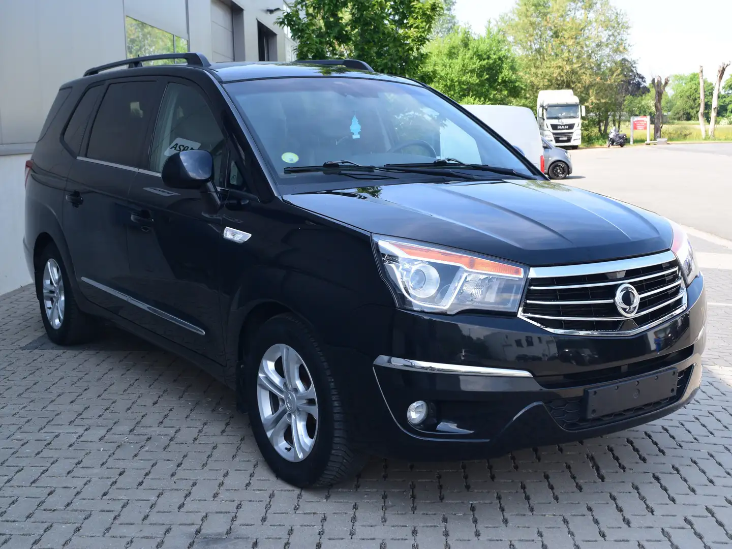 SsangYong Rodius 2.2 e-XDi 7pl Zwart - 1