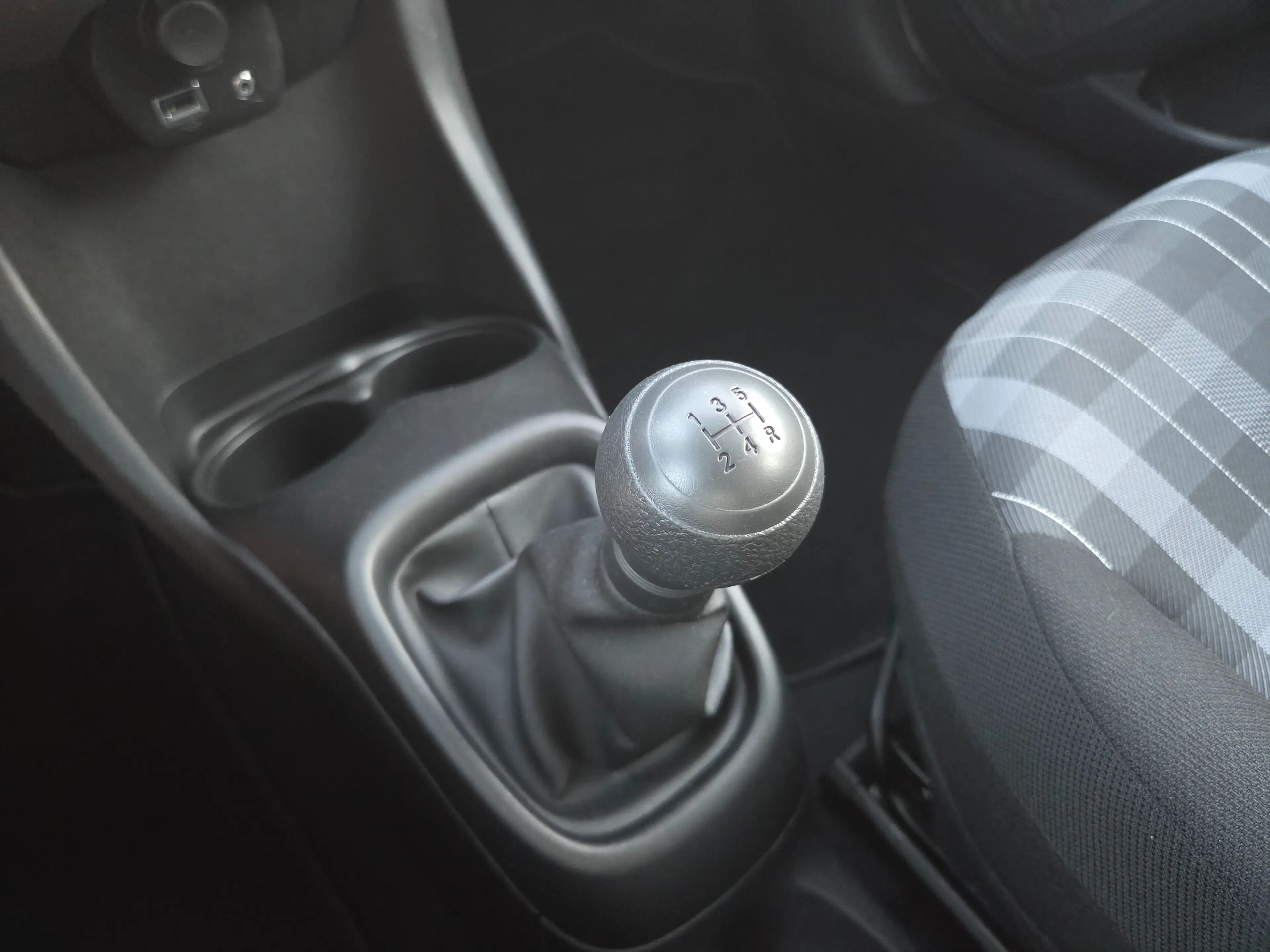 Peugeot 108 1.0 e-VTi Active — photo 13