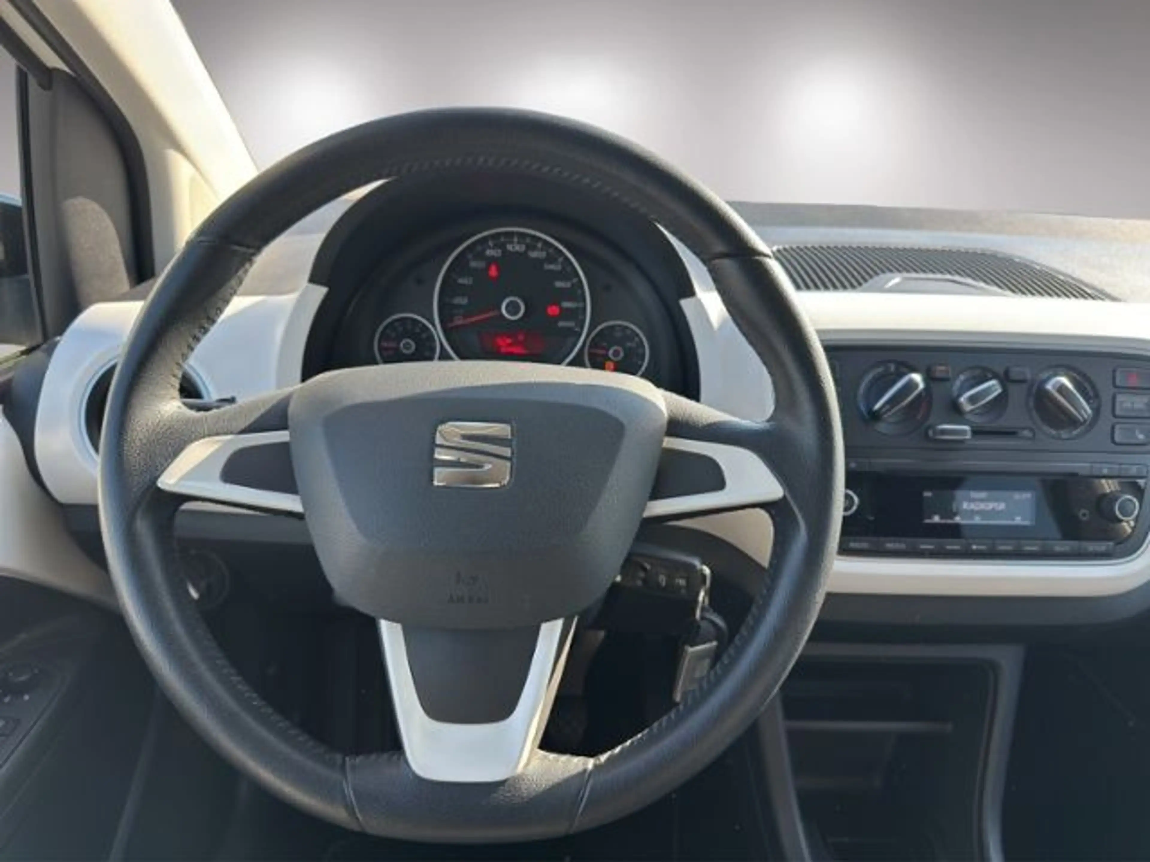 SEAT Mii 1,0 75PS Chic SHZ/PDC — photo 11