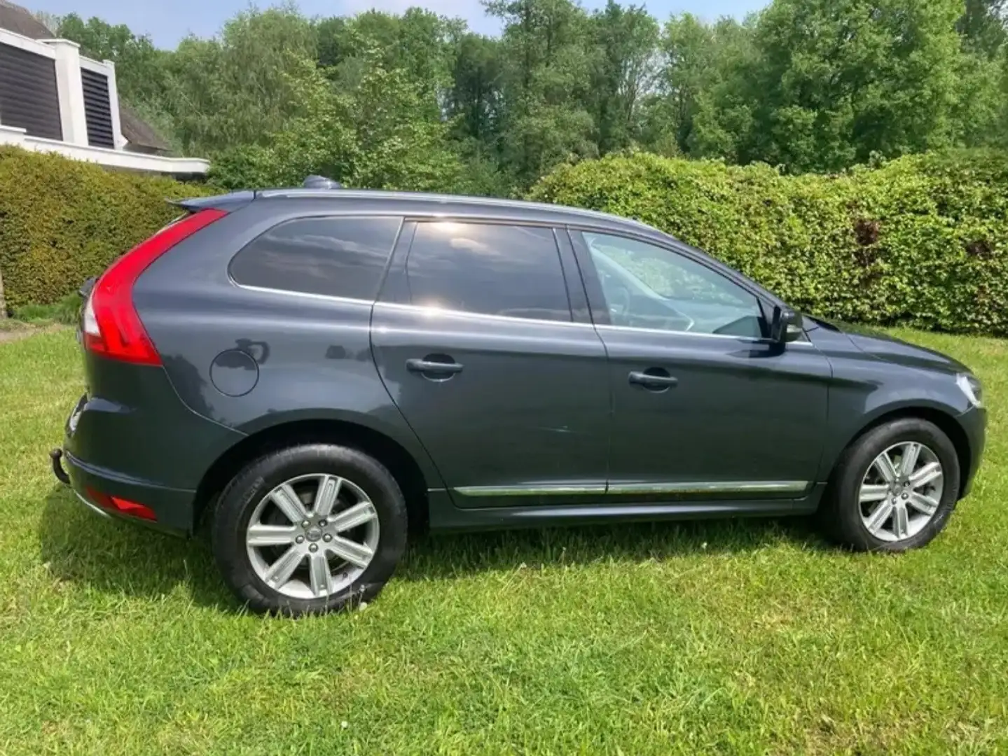 Volvo XC60 2.0 D4 FWD R-Design Gris - 1