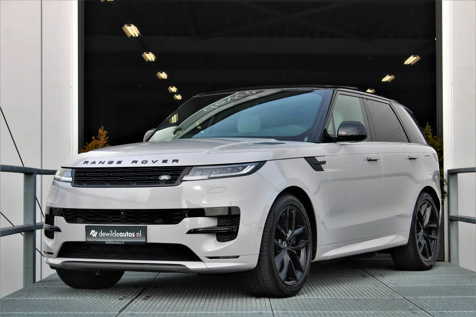 Land Rover Range Rover Sport 3.0 P460e Dynamic SE BorascoGrey Pano Stoelventila Grijs - 1