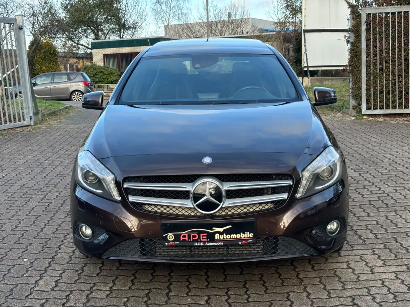 Mercedes-Benz A 180 BlueEfficiency PANO  XENON NAVI AUTO Braun - 2