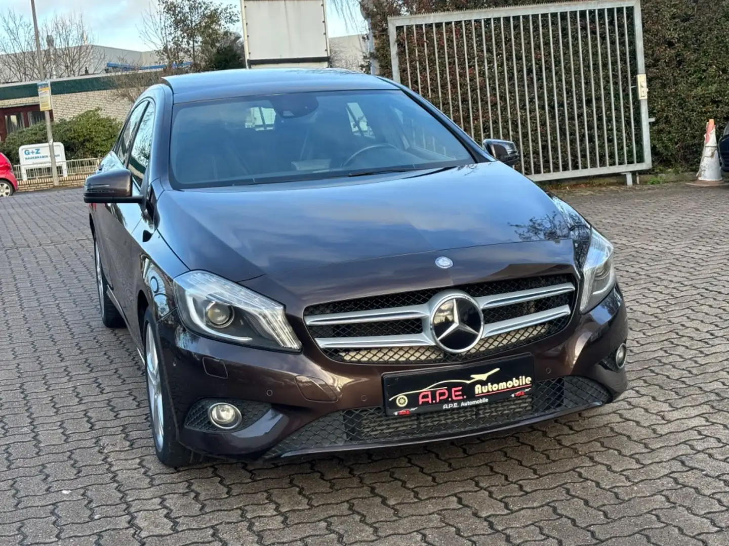 Mercedes-Benz A 180 BlueEfficiency PANO  XENON NAVI AUTO Braun - 1