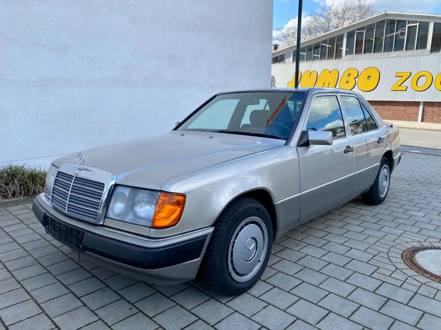 Mercedes-Benz E 200 200 E * Schiebedach * 89Tkm * Oldtimer * Stříbrná - 1