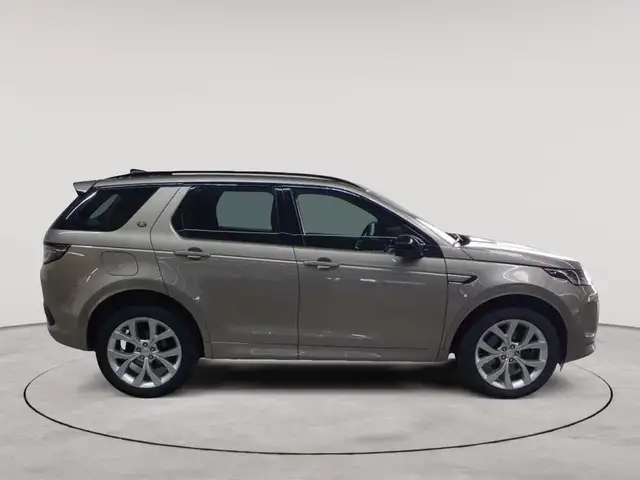 Land Rover Discovery view 3