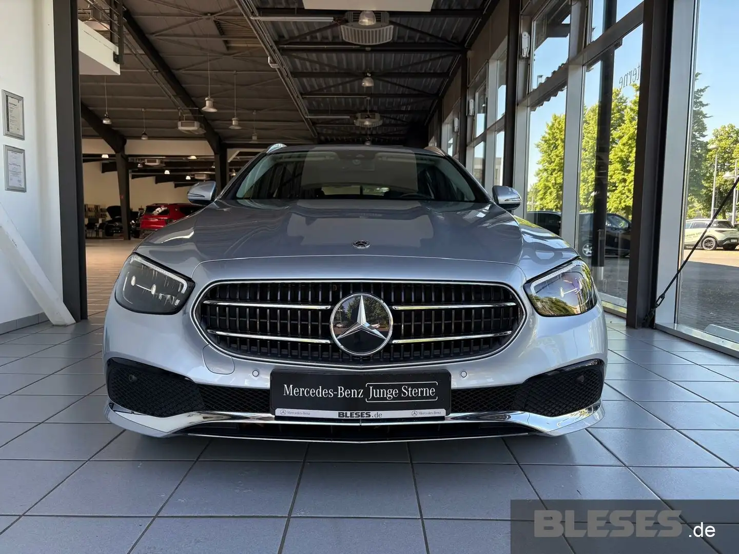Mercedes-Benz E 220 E 220 d T AVANTGARDE+MBUX P+LED+Kamera+Totwinkel Silber - 2