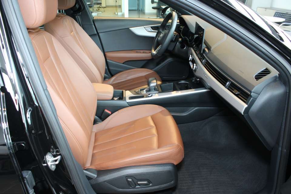 2025 Audi A4 Komfort Quattro CarPlay — photo 1