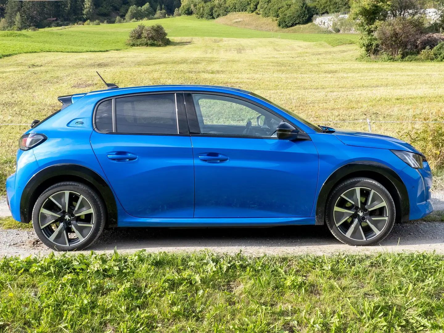 Peugeot e-208 Blau - 1