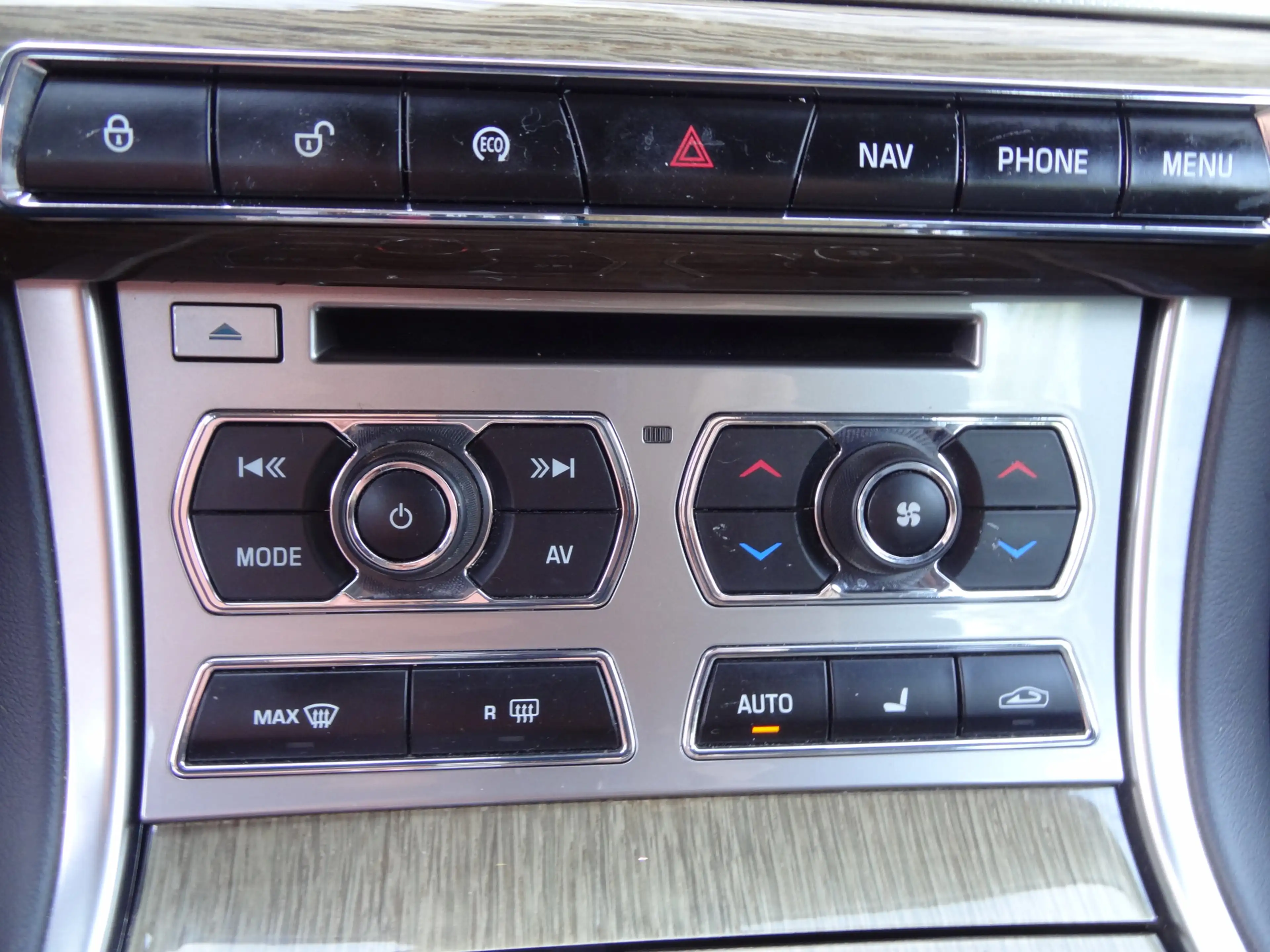 Jaguar XF Sportbrake 2.2D — photo 14
