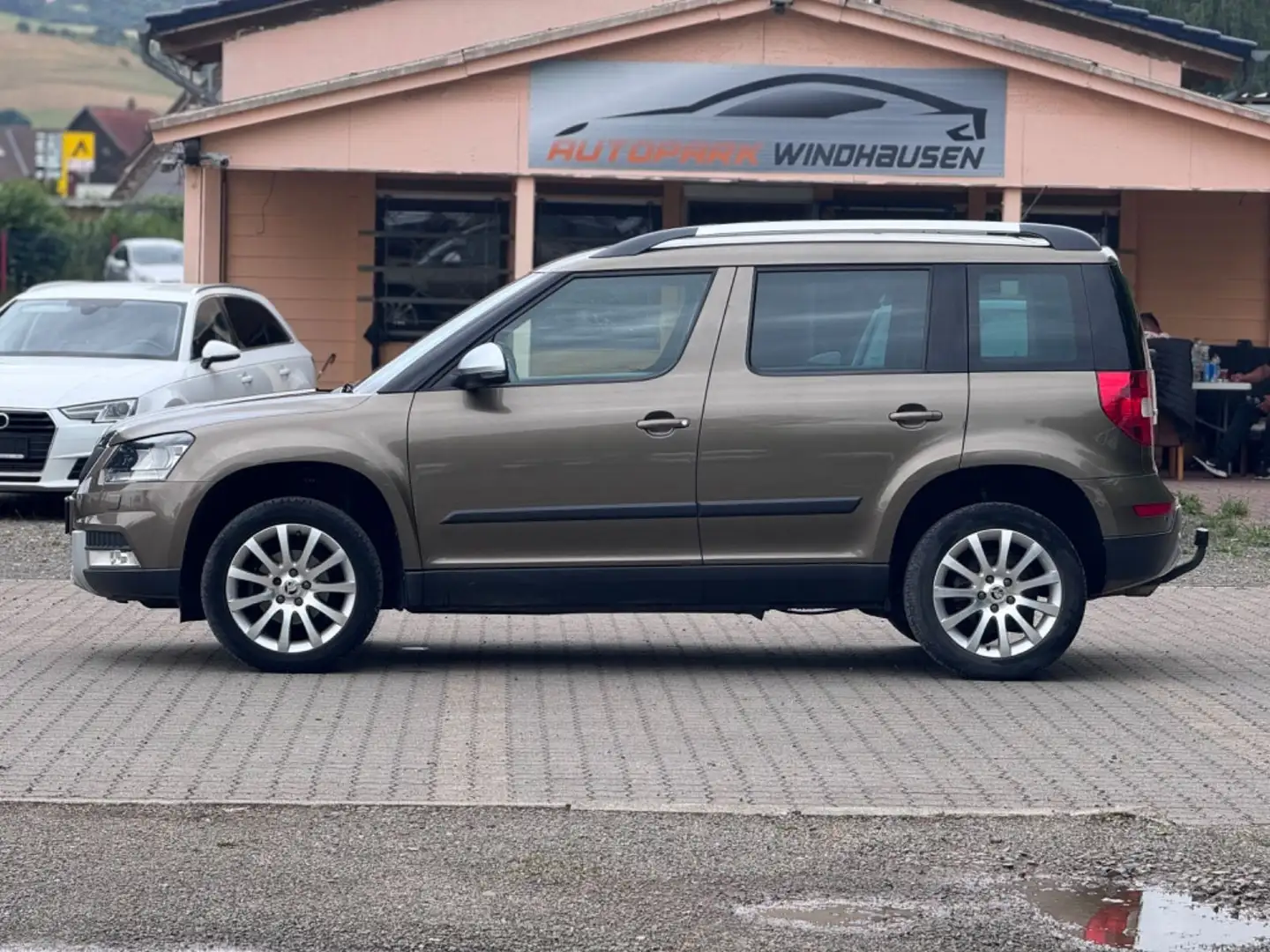 Skoda Yeti 1.4 TSI DSG *1 HAND *NAVI *AHK *105 TKM Braun - 2