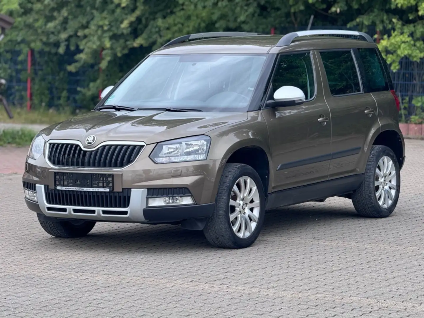 Skoda Yeti 1.4 TSI DSG *1 HAND *NAVI *AHK *105 TKM Braun - 1