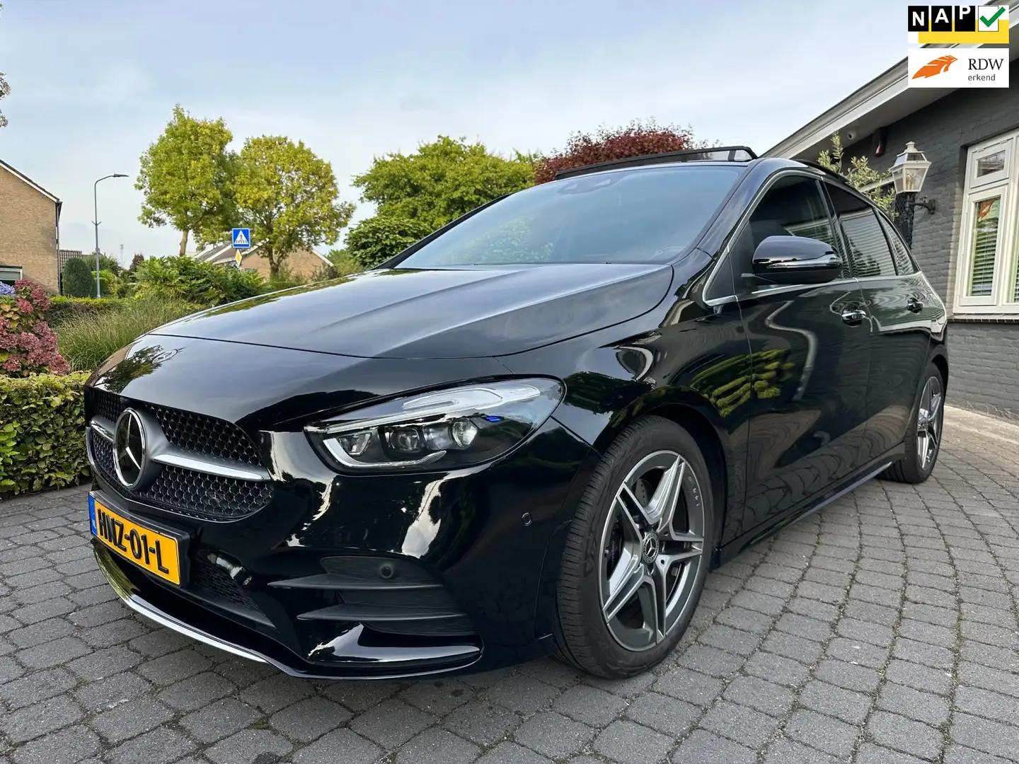 Mercedes-Benz B 220 4MATIC AMG, Pano, BTW, 1e Eigenaar Noir - 1