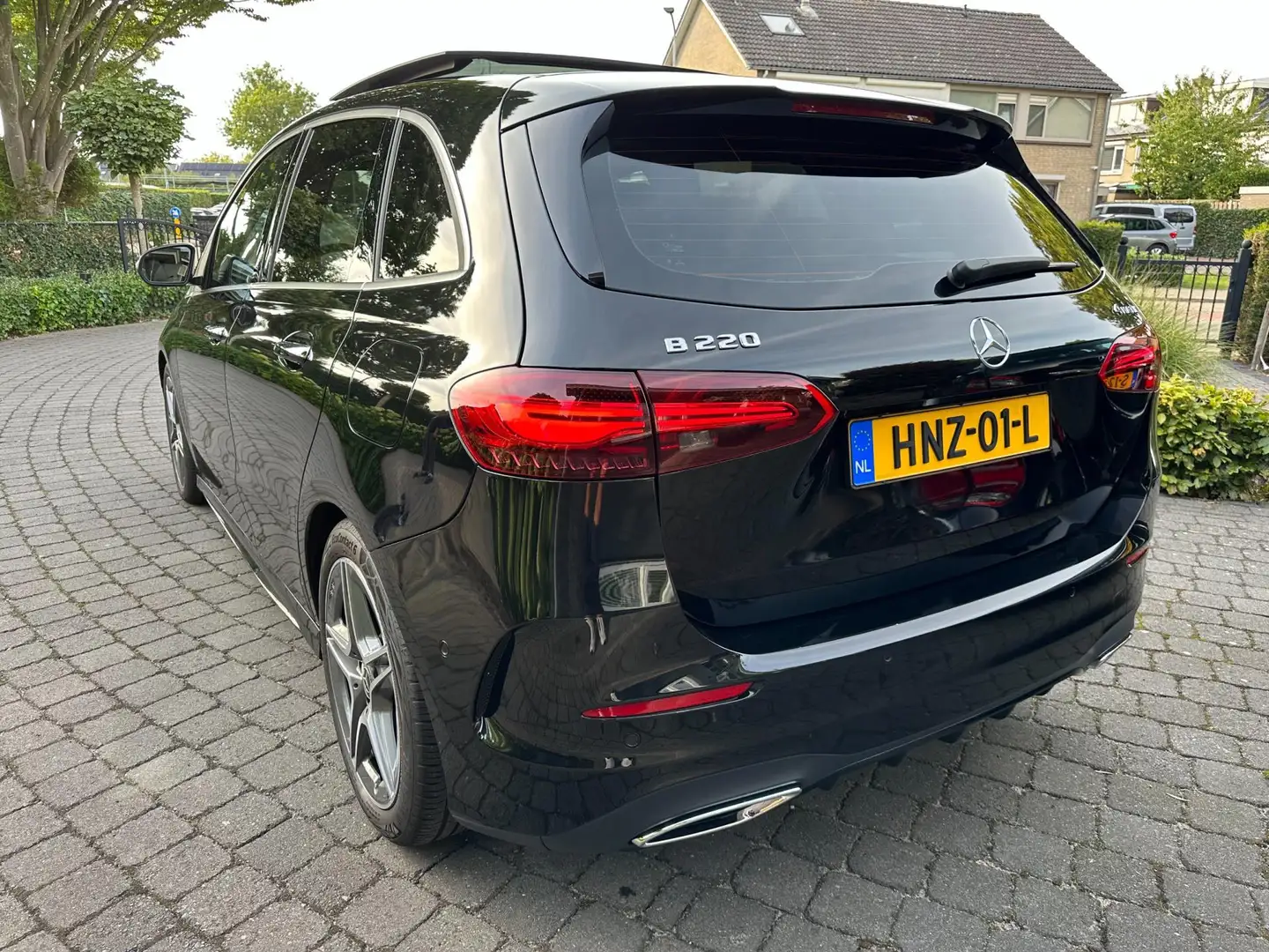 Mercedes-Benz B 220 4MATIC AMG, Pano, BTW, 1e Eigenaar Noir - 2