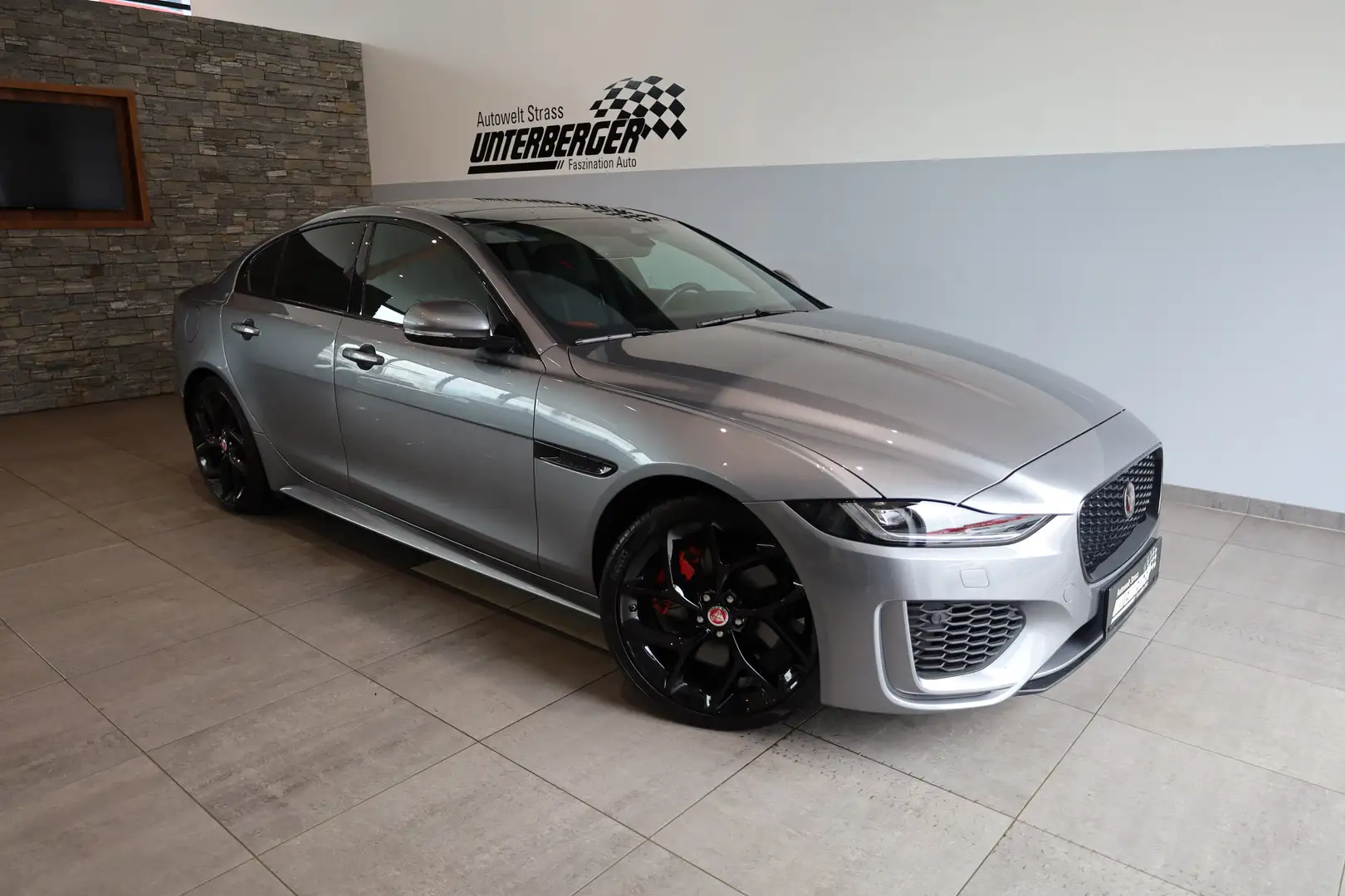 Jaguar XE XE P300 AWD 300 Sport Gris - 1