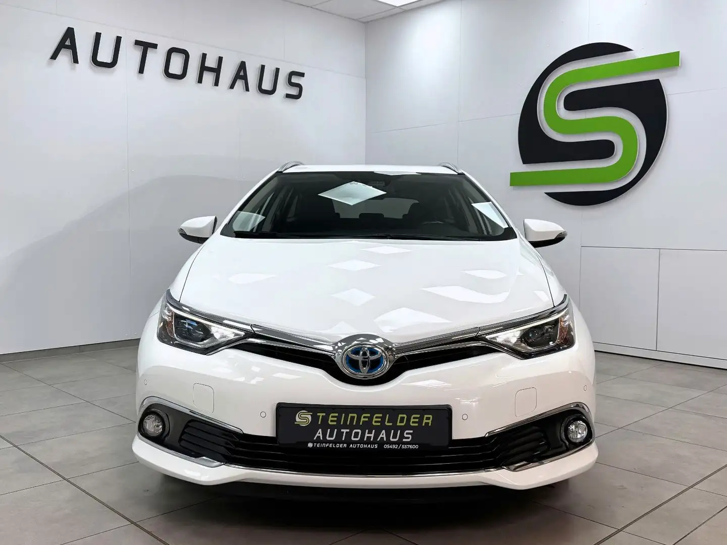 Toyota Auris Hybrid Executive / RKAM / S Weiß - 2