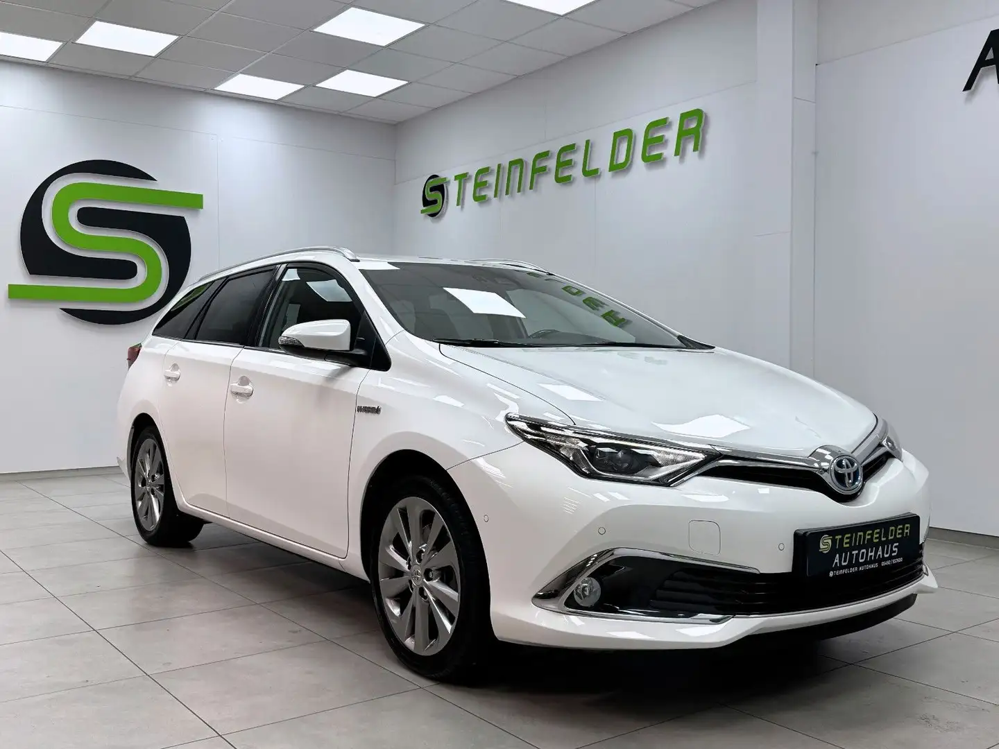 Toyota Auris Hybrid Executive / RKAM / S Weiß - 1