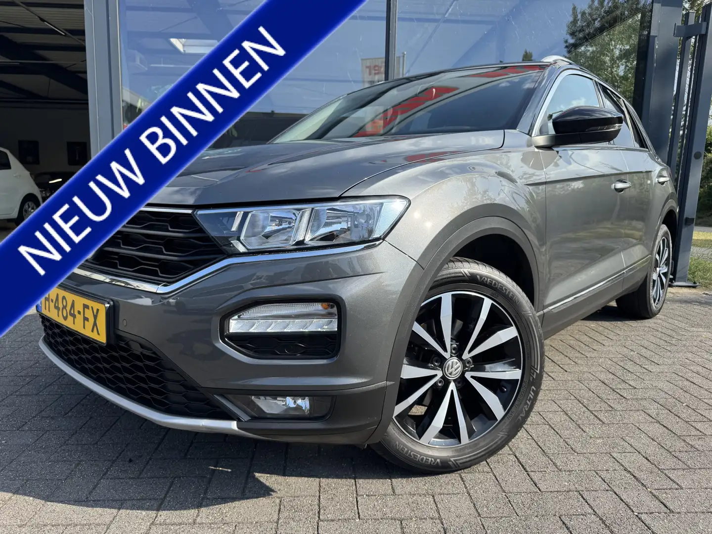 Volkswagen T-Roc 1.0 TSI Style Grijs - 1