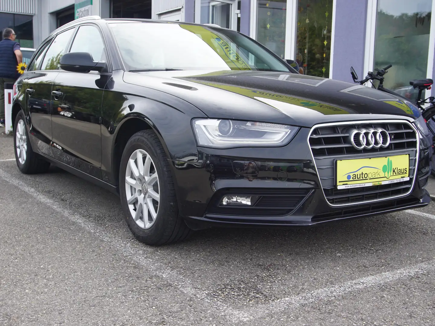 Audi A4 Attraction Schwarz - 1