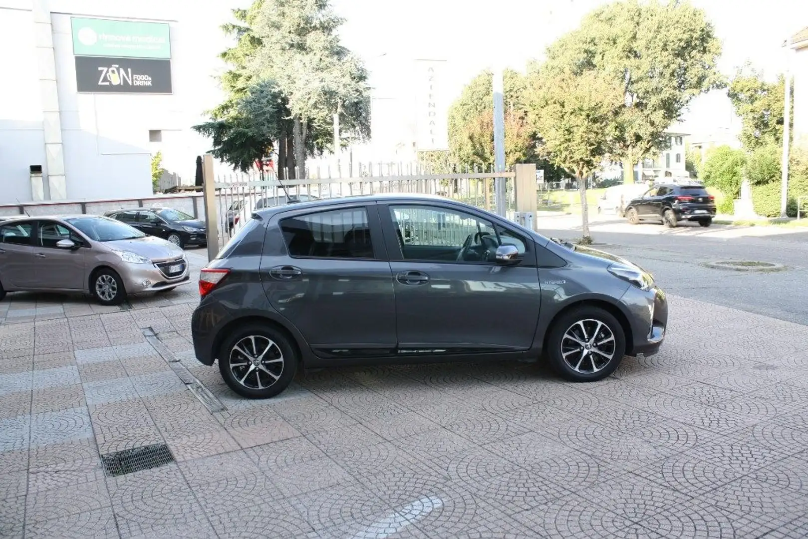Toyota Yaris 1.5 Hybrid 5 porte Active Plus Gris - 2