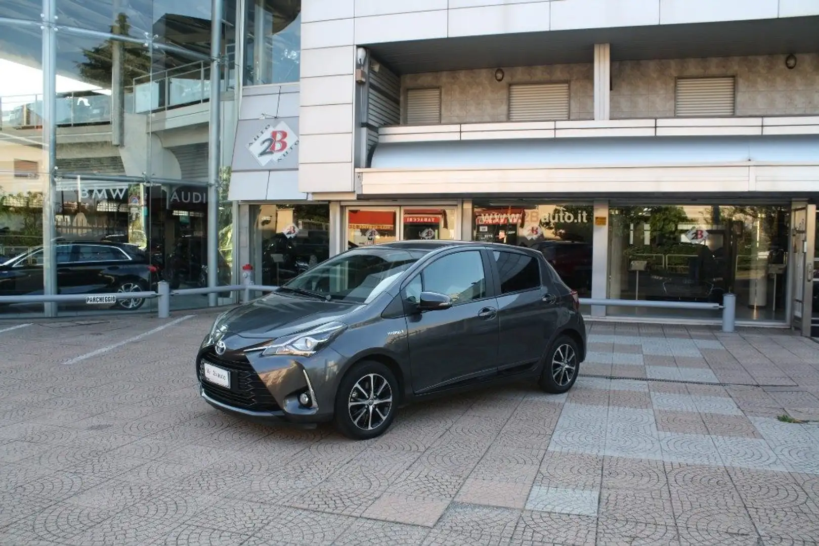 Toyota Yaris 1.5 Hybrid 5 porte Active Plus Gris - 1
