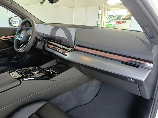 BMW 5 Series view 10