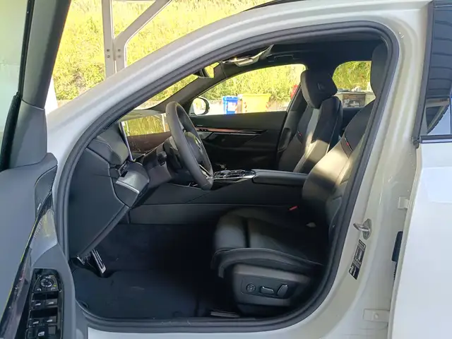 BMW 5 Series view 8