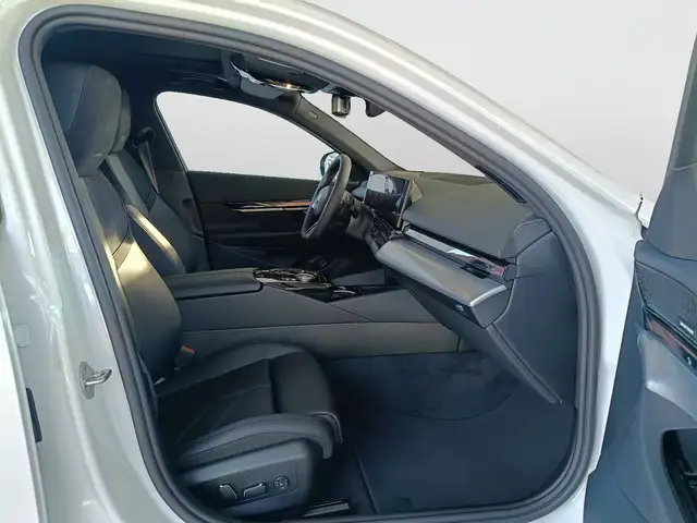 BMW 5 Series view 11