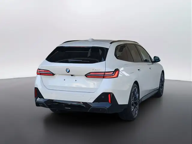 BMW 5 Series view 4