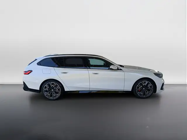 BMW 5 Series view 3