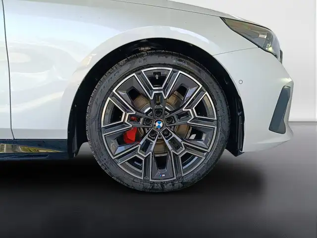 BMW 5 Series view 13