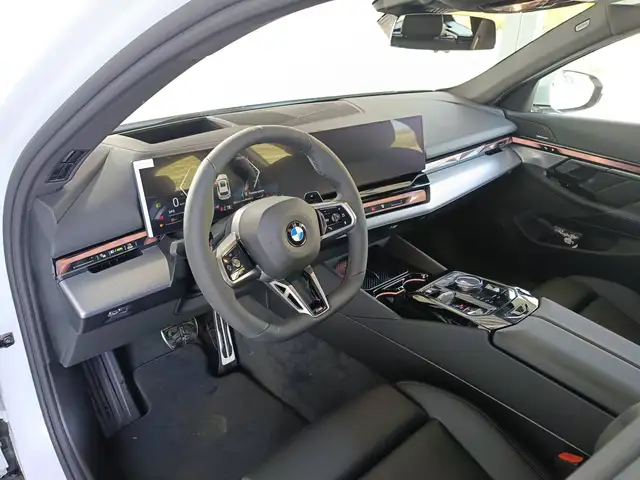 BMW 5 Series view 7