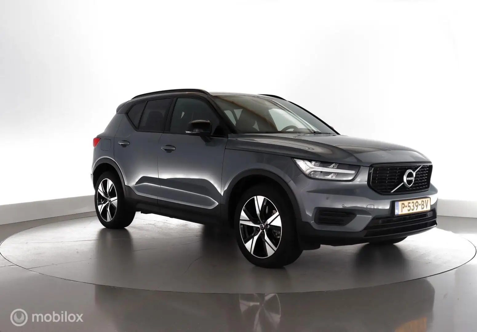 Volvo XC40 1.5 T4 211PK Recharge R-Design leer|led|cam|nav|ec Grau - 2