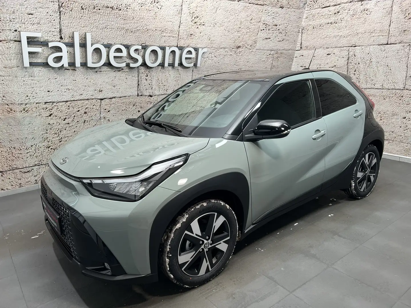 Toyota Aygo X 1,5 Hybrid Teamplayer Grau - 1