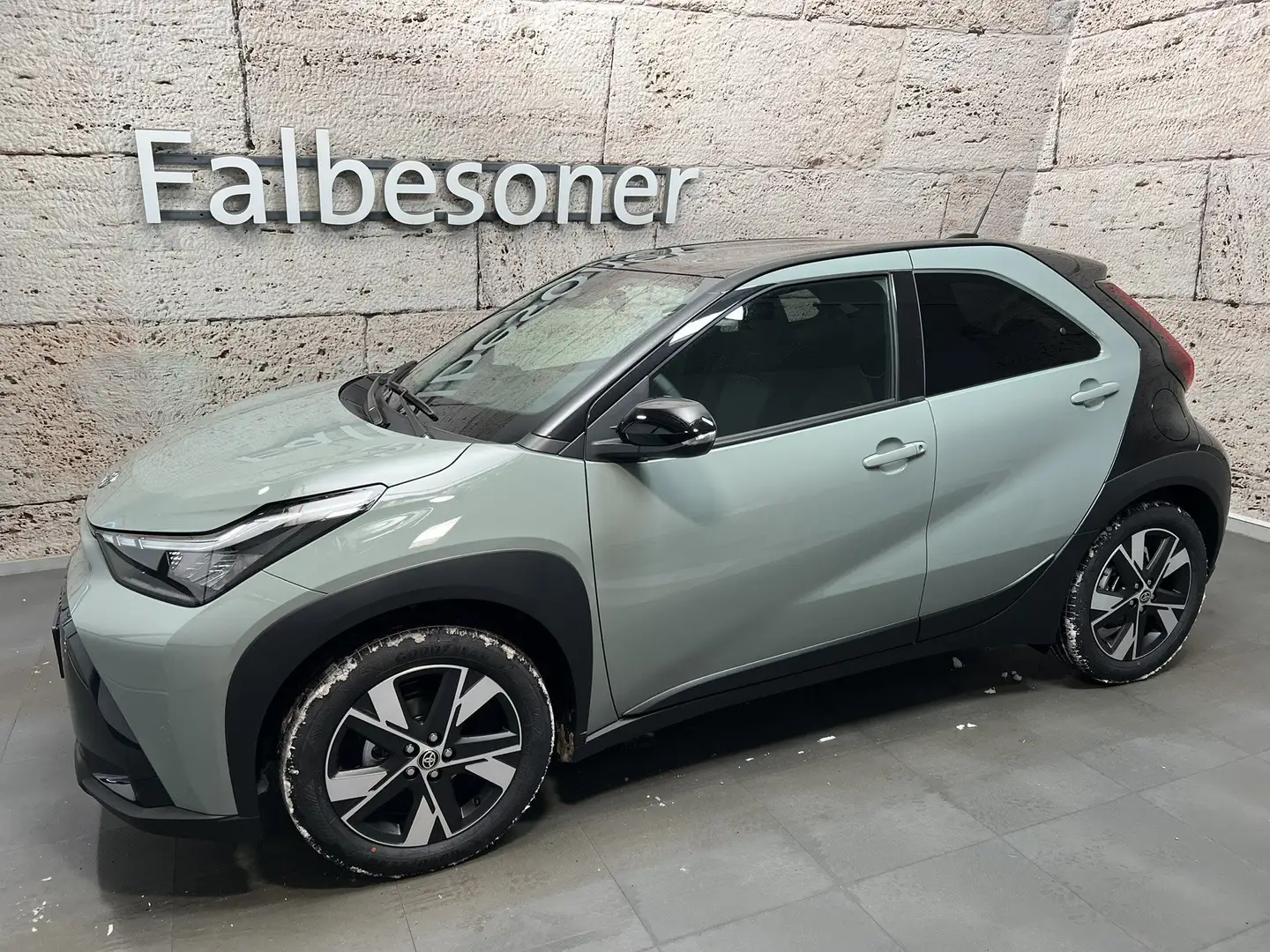 Toyota Aygo X 1,5 Hybrid Teamplayer Grau - 2