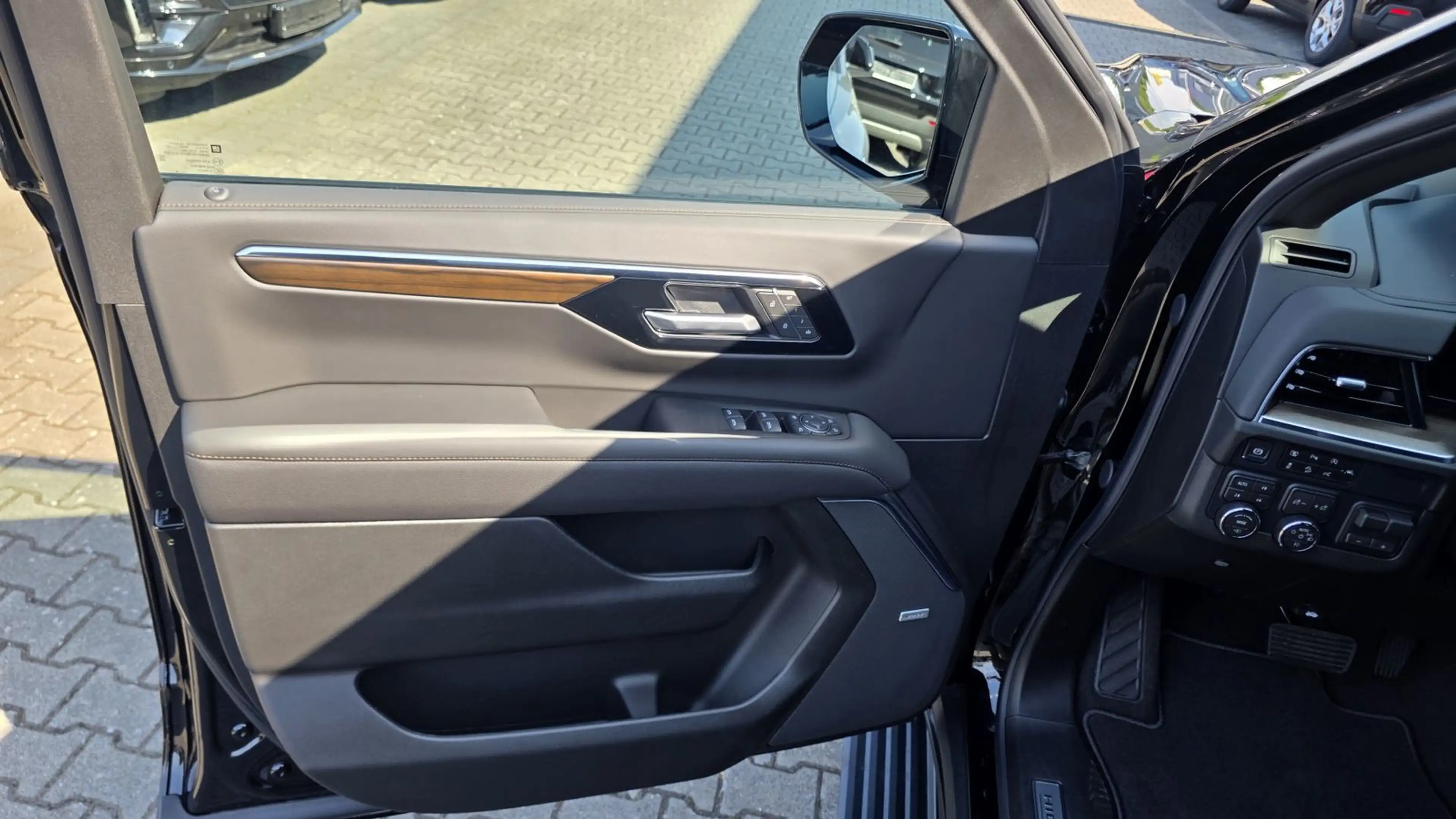 Chevrolet Suburban High Country 6,2 V8 MY 2026 — photo 8