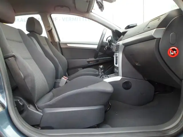 Opel Astra view 12