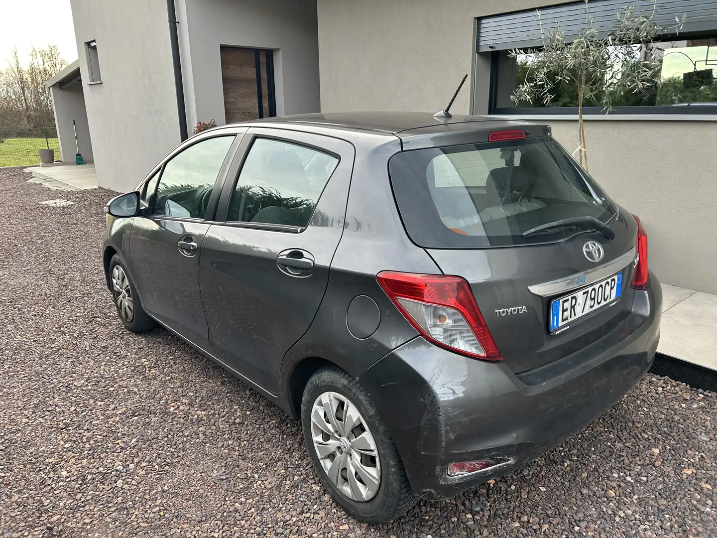 Toyota Yaris Yaris  5p 1.4 d-4d Active Grau - 1