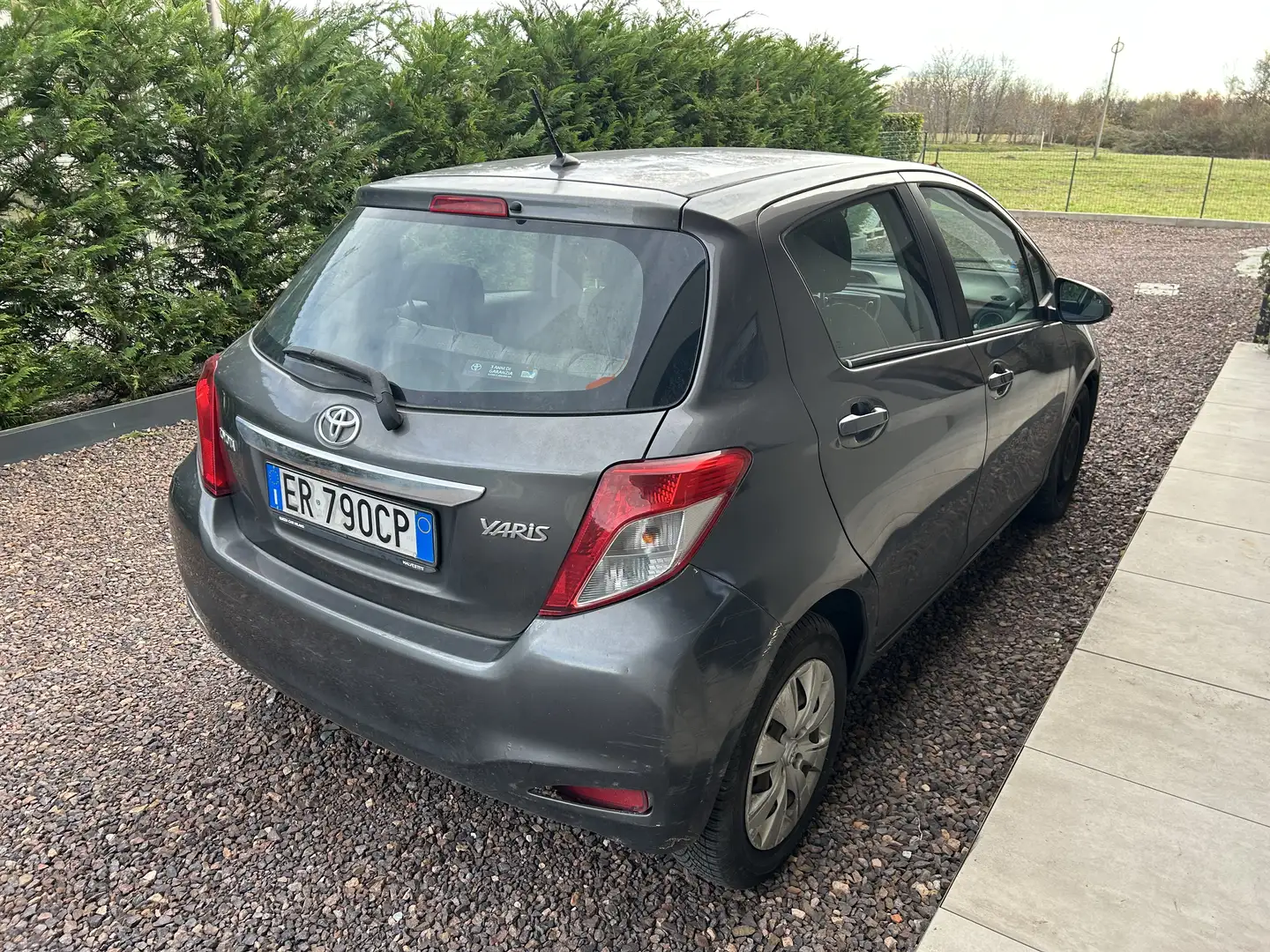 Toyota Yaris Yaris  5p 1.4 d-4d Active Grau - 2