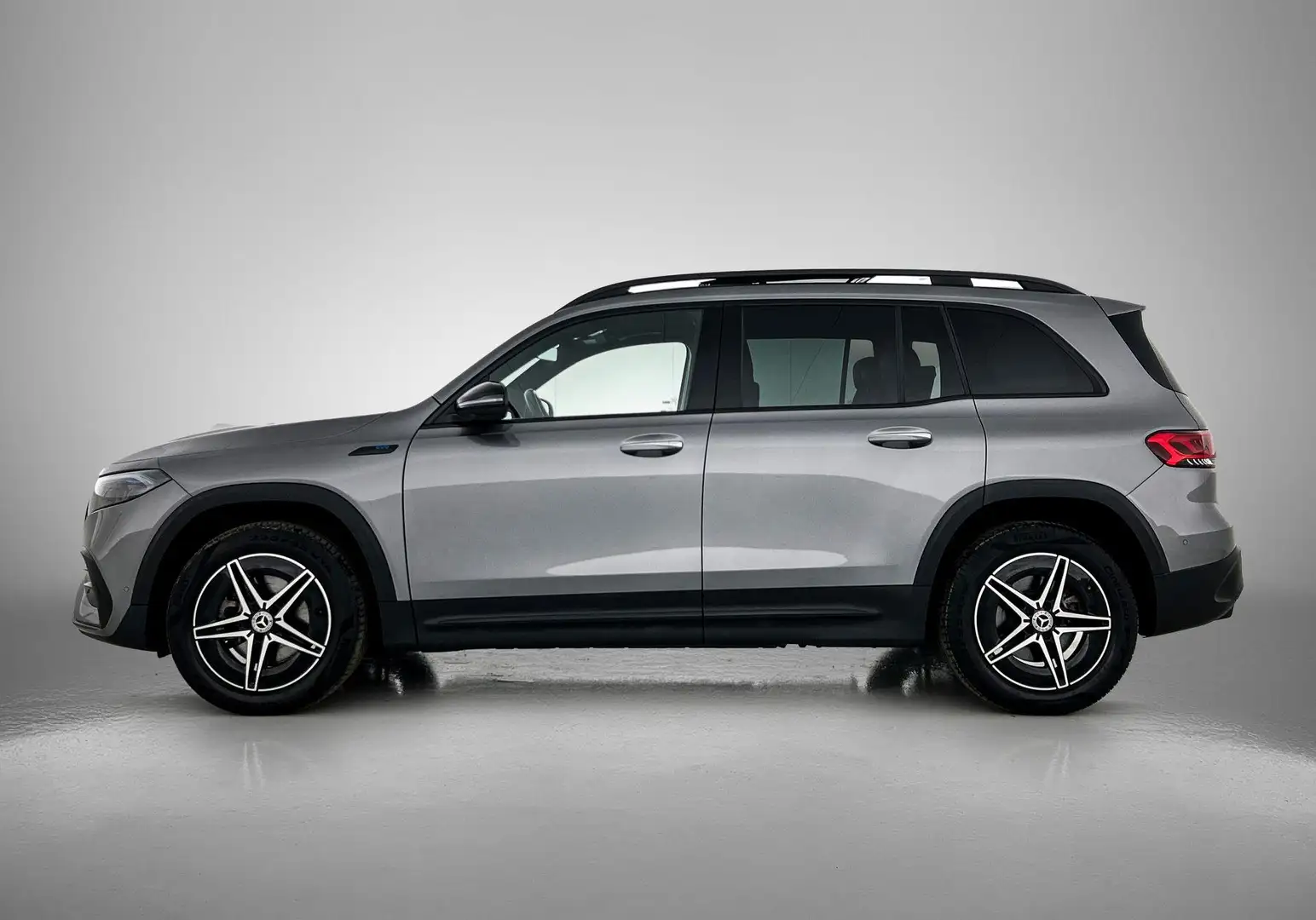 Mercedes-Benz EQB 300 4MATIC AMG 7-Zits. | 67 kWh | SoH 98%| Automaat | Grijs - 2